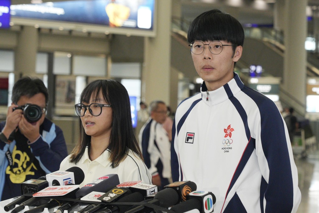 巴黎奧運港隊成員周二返港，李思穎及盧蔚豐發言。 歐樂年攝