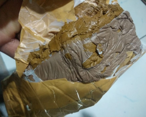 這名男子身上帶有深黃色糊狀物質,他用膠帶把包裹綁在他的褲子內。(網圖)