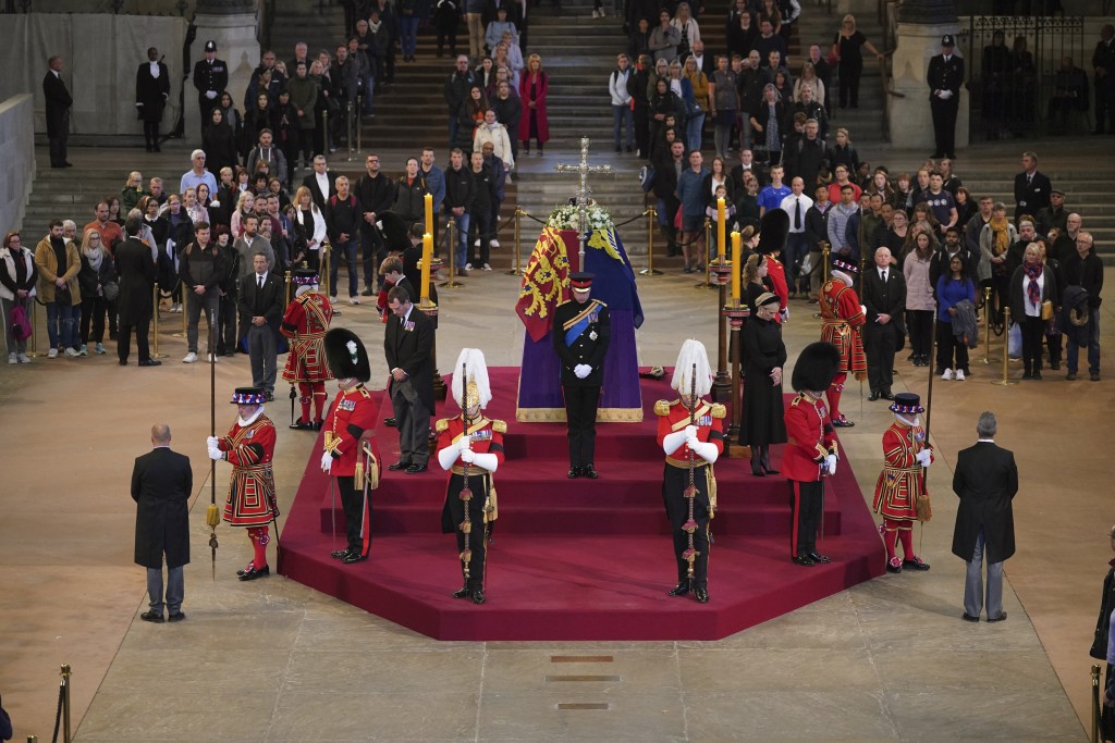 伊利莎白二世女皇的孫子們，周六在倫敦西敏廳，參加了守夜儀式。AP