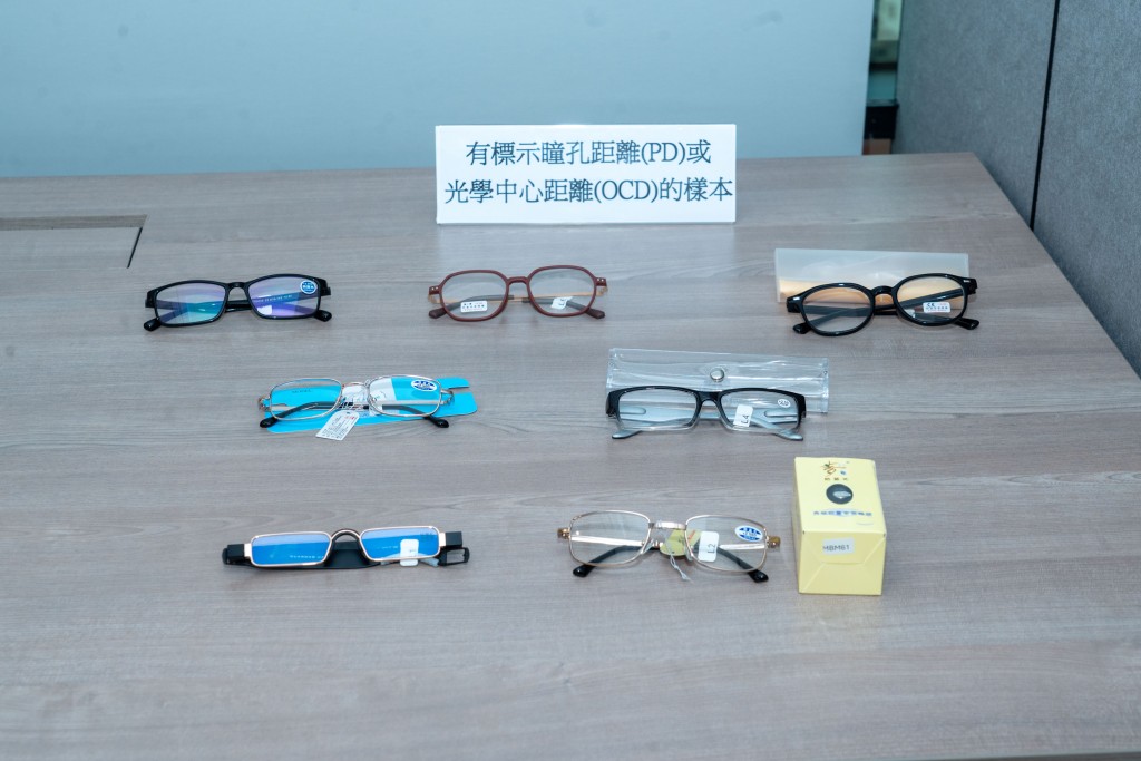 消委會從百貨公司、家品店、小販攤檔、眼鏡店及網上商店等零售點購買17款現成老花鏡樣本。消委會提供