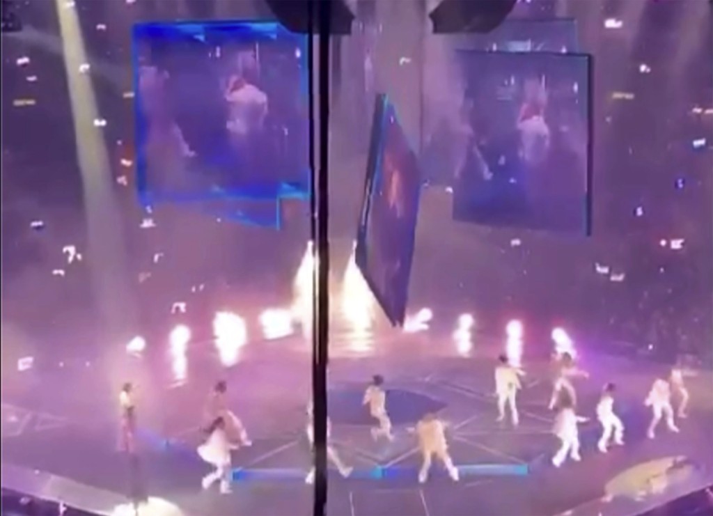 演唱會期間舞蹈員正在跳舞,屏幕突然下墮。 演唱會期間舞蹈員正在跳舞,屏幕突然下墮。