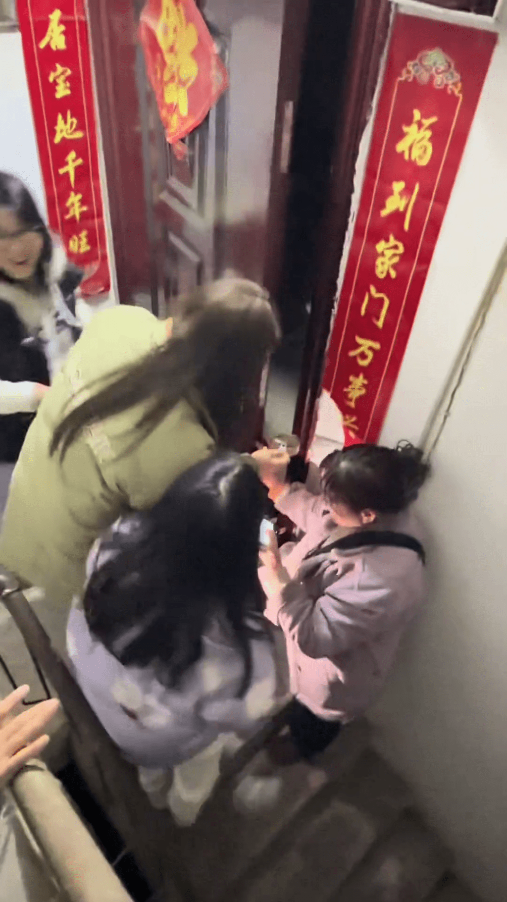 胡女士除夕夜全家忘帶鑰匙,靠醒目貓咪5分鐘建奇功。 抖音 胡女士除夕夜全家忘帶鑰匙,靠醒目貓咪5分鐘建奇功。 抖音