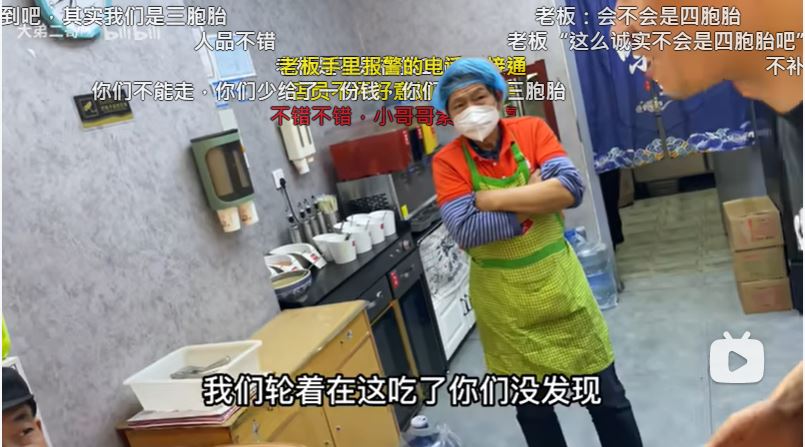 雙胞胎弟最後一起折返店內，向老闆說明原由及付錢。