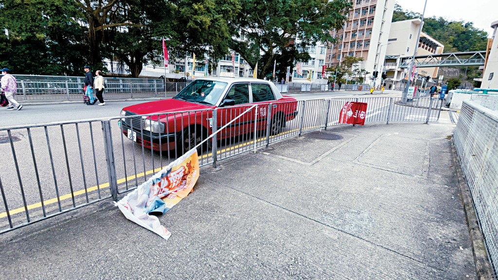 藍田碧雲道發現至少7幅選舉直幡被毁壞。