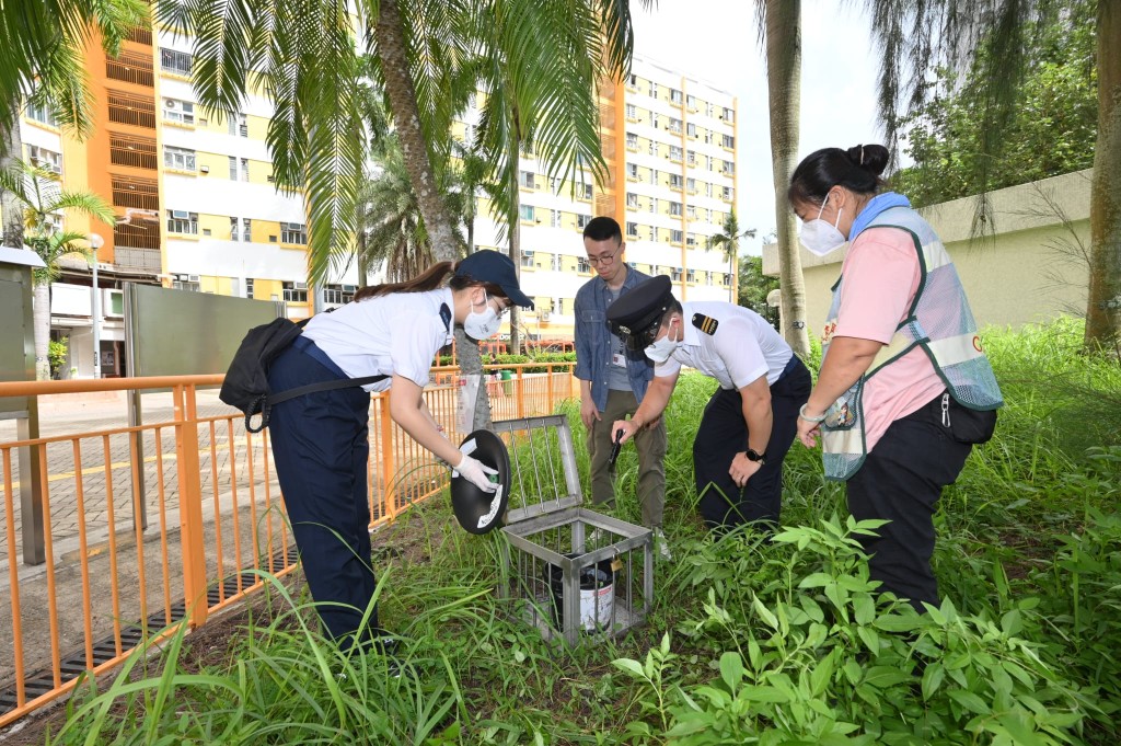 食環署人員檢查新型捕蚊器（又稱「蚊子陷阱」）的運作情況。
