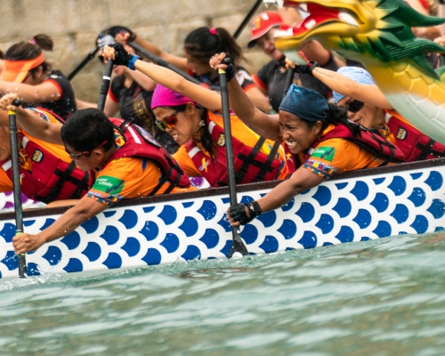 「Filipino Dynamo」由三十四位菲律賓家庭傭工組成，為了投入本地社區盛事，每年均在端午節或之前出戰龍舟賽事。相片由香港遊艇會提供