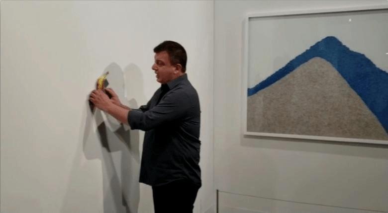 藝術家達圖納當場吃掉展品中的香蕉，指不是在「吃藝術」，他只是吃掉了「藝術家的概念」。路透