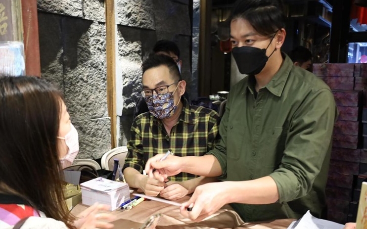黎諾懿給粉絲在禮盒上親筆簽名。