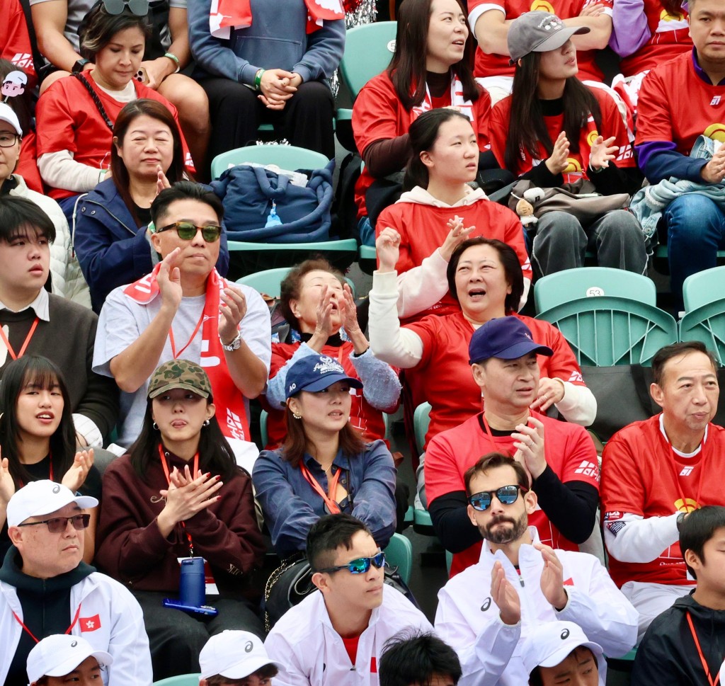 Coleman的父母亦是坐在客，黃媽媽在兒子打出好波時，也情不自禁握拳舉手讚好。徐嘉華攝