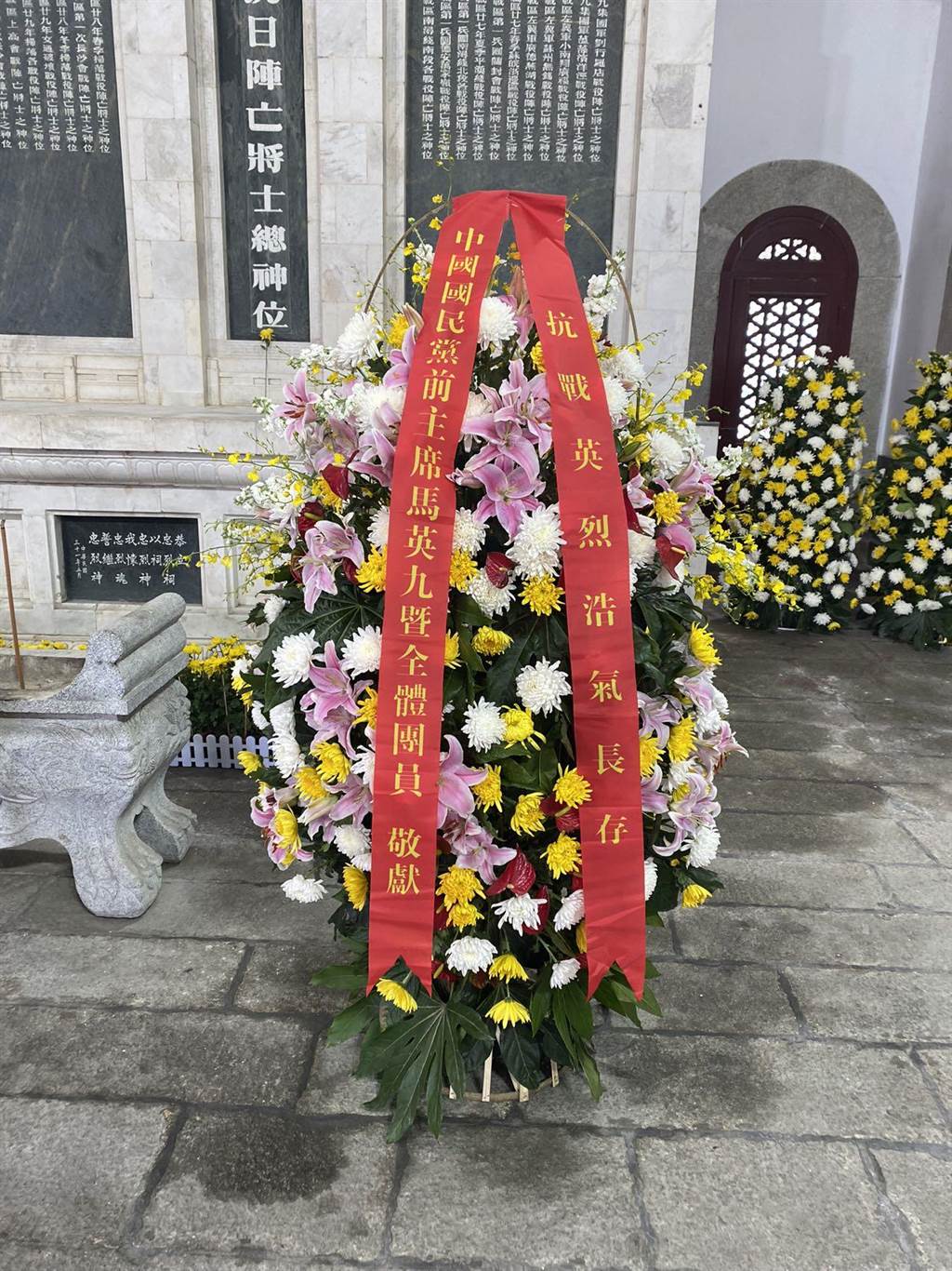 馬英九率學生參訪湖南南嶽忠烈祠，並敬獻2座花籃。花籃上的落款為「中國國民黨前主席馬英九暨全體團員」。中時
