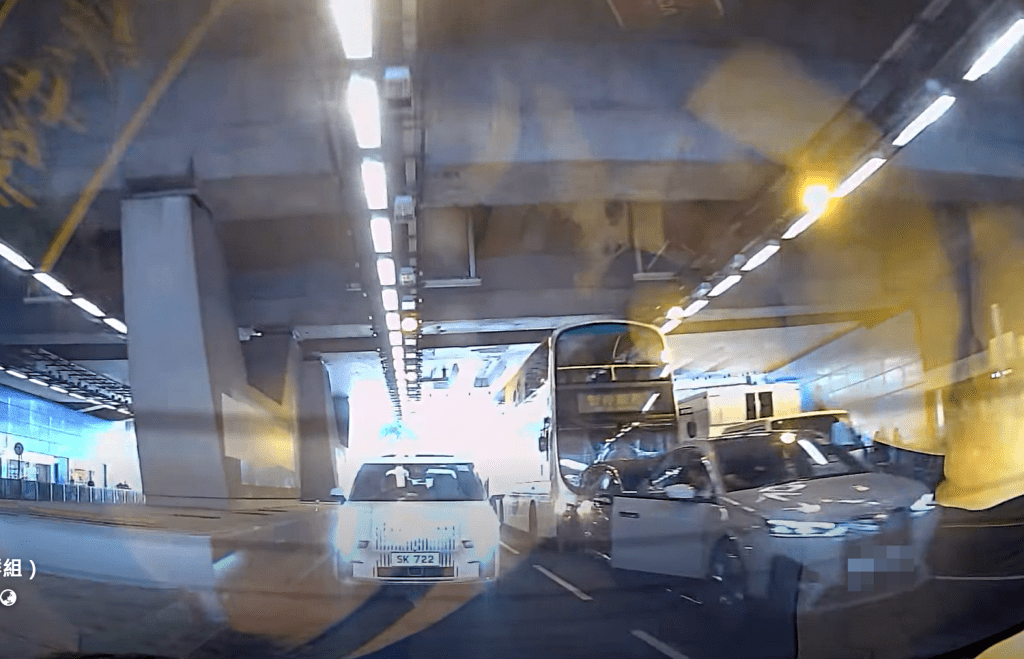 九巴撼前車釀三車串燒。fb：車cam L（香港群組）