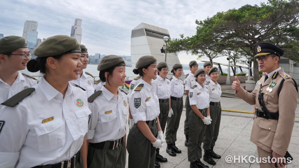 五四青年节｜海关青年领袖团参与金紫荆升旗礼 关长陈子达现身支持