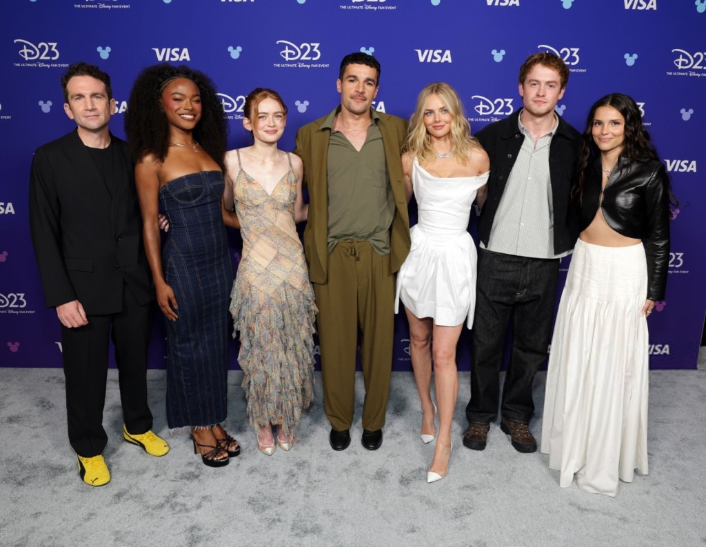(左起)導演Jake Schreier率領Maya Boyd、Sadie Sink、Christopher Abbott、Samara Weaving、Kit Connor和Inde Navarrette等《變種特攻》重啟版新卡士出席D23。 (左起)導演Jake Schreier率領Maya Boyd、Sadie Sink、Christopher Abbott、Samara Weaving、Kit Connor和Inde Navarrette等《變種特攻》重啟版新卡士出席D23。