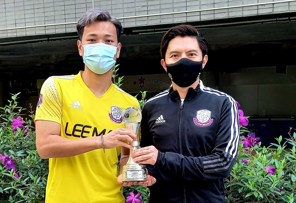 张憙延(左)在理文教练陈晓明手中接过奖座。香港体育记者协会图片
