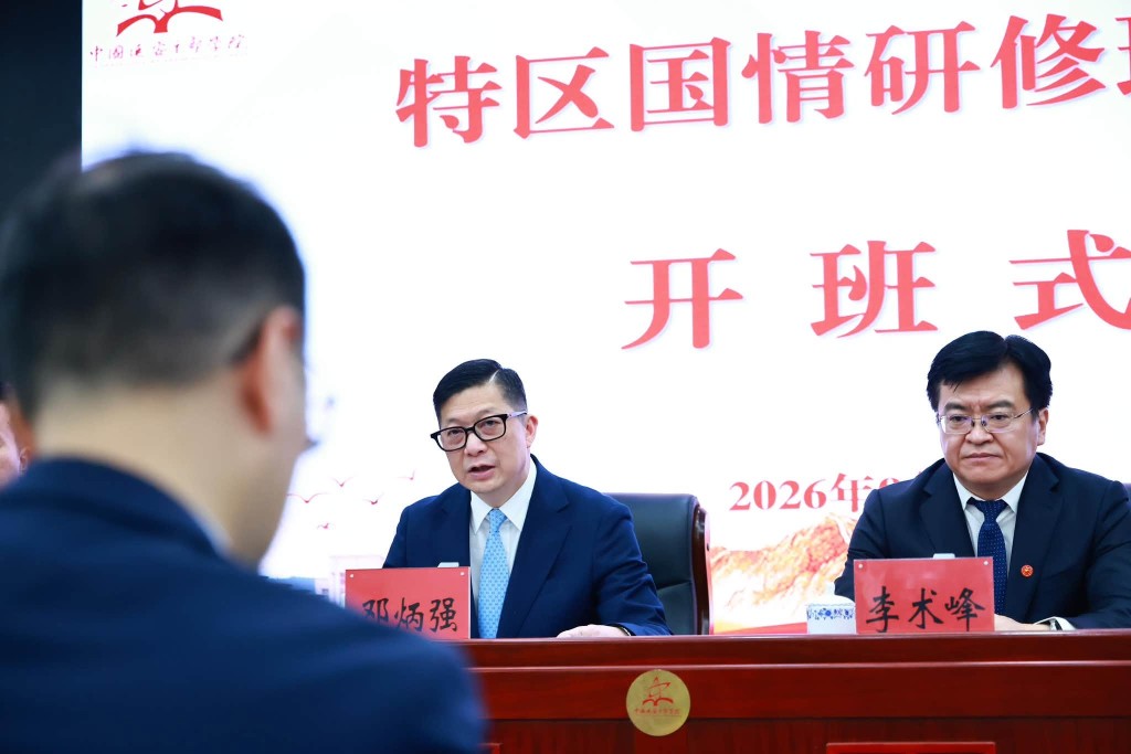 鄧炳強前往陝西延安,出席保安局「延安國情培訓班」開班儀式並與學員交流。 鄧炳強前往陝西延安,出席保安局「延安國情培訓班」開班儀式並與學員交流。