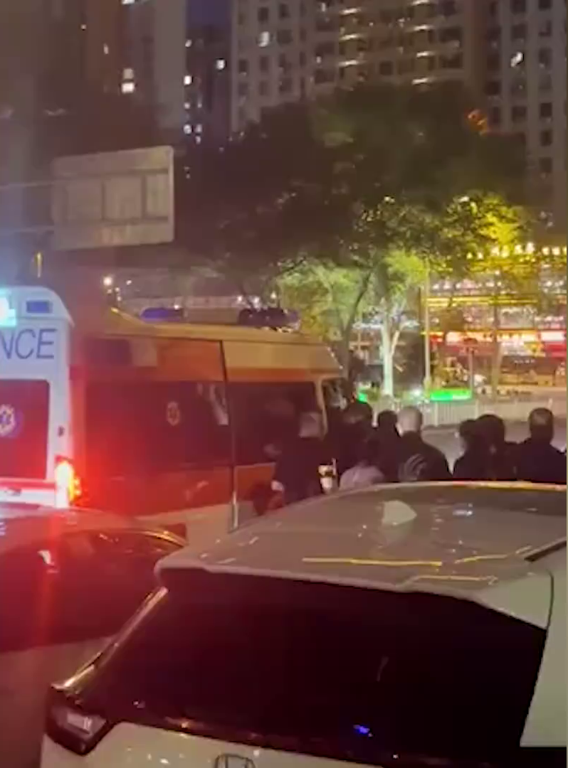 網傳影片顯示，一批黑衫男子疑似用救護車送人到張杰演唱會現場。