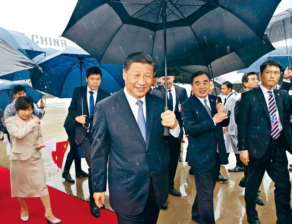 国家主席习近平昨抵达大阪，与迎接的人员言谈甚欢。