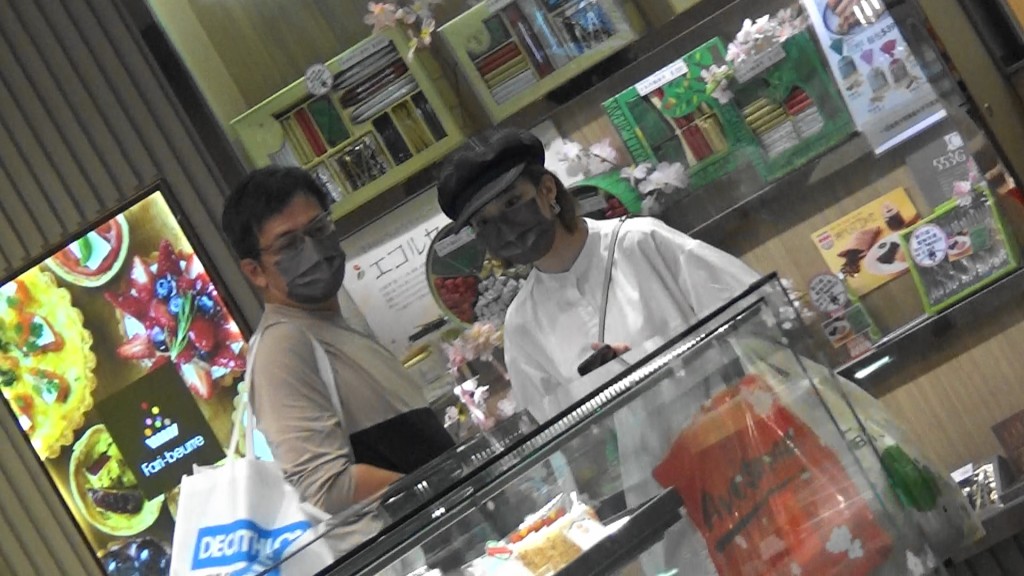芷晴見到啲日本餅乾即眼發光，惜老竇陪她兜完一圈都冇收穫。