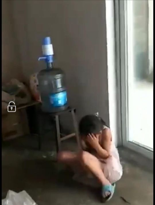 男子為了逼被其打跑的妻子回家,而毆打自己的親生孩子。網圖