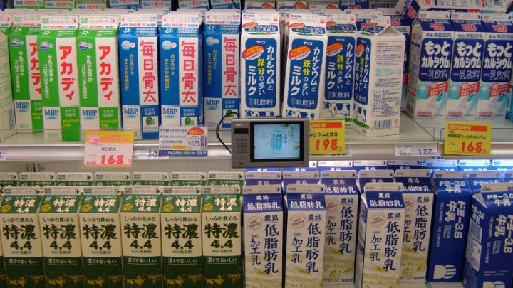 日本傳媒指,當地生產牛奶滯銷,將有5千噸牛奶將被廢棄。(網上圖片)