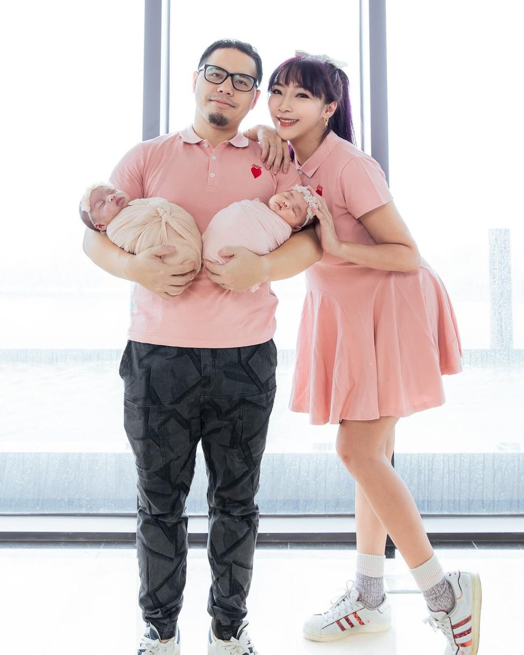 在全家福的照片中，李宓和丈夫及兩對雙胞胎兒女一起穿上粉紅色的親子裝，坐在沙發上擺出不同甫士影相，家庭氛圍十分和諧有愛。
