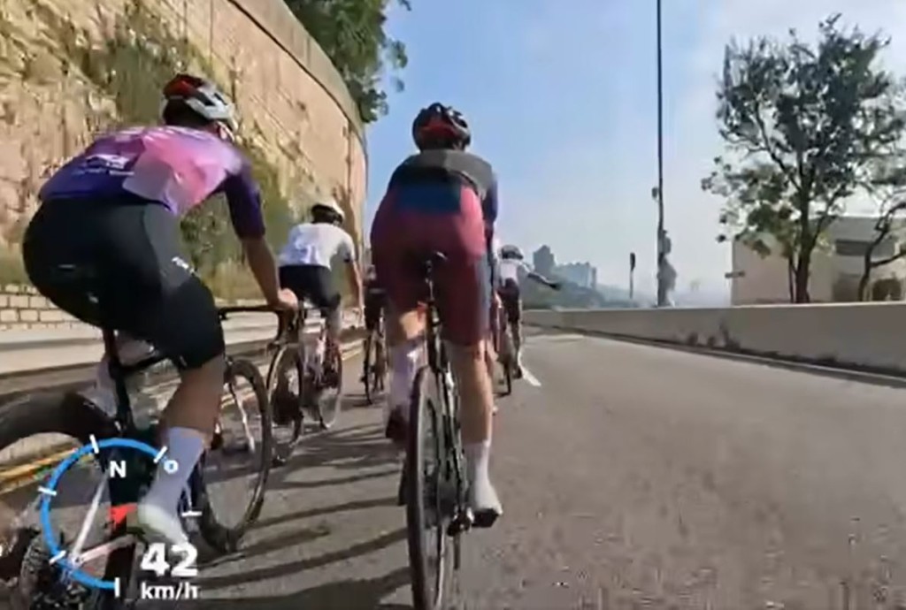 領頭的一名單車友揮手示意，帶領車隊由左線切向右線。fb車cam L（香港群組）截圖