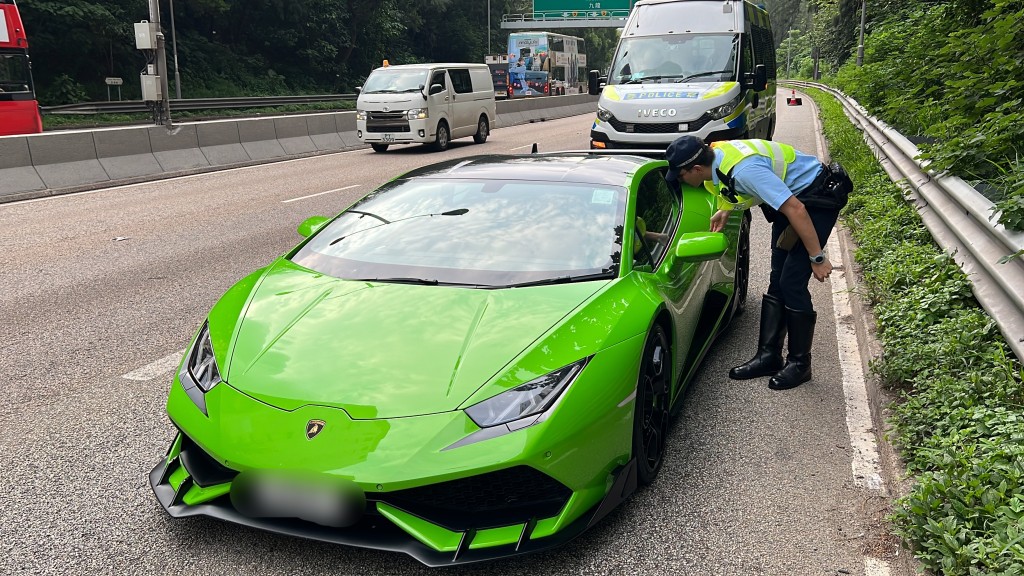 警員截停跑車調查。李家傑攝