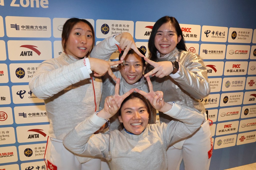 四位佩劍女生在賽後訪問時回復活潑的面貌。徐嘉華攝 四位佩劍女生在賽後訪問時回復活潑的面貌。徐嘉華攝