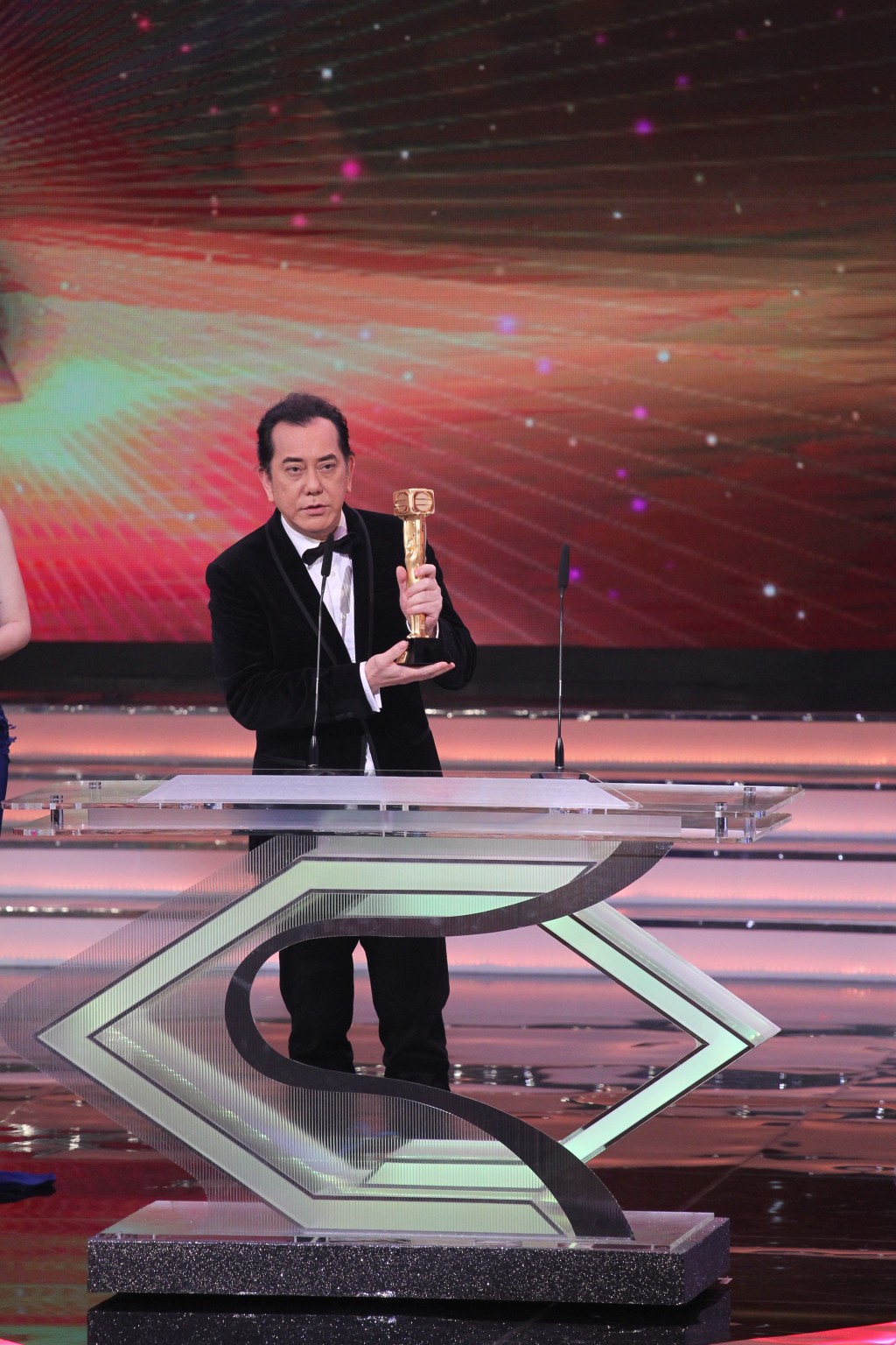 黄秋生于《万千星辉颁奖典礼2015》夺得「最佳男主角」。