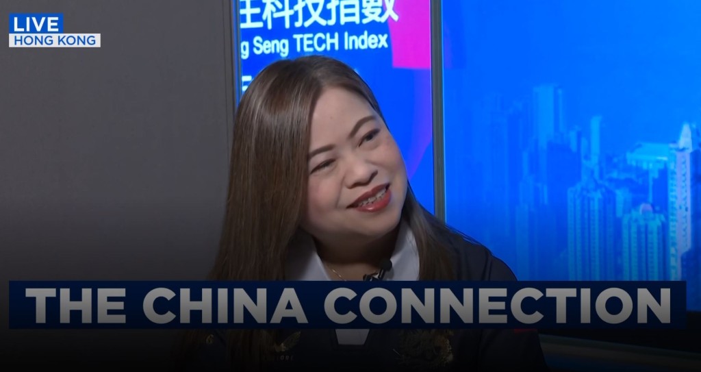文體旅局局長羅淑佩在接受訪問時表示，適逢香港國際七人欖球賽50周年，政府正利用此類大型體育盛事作為「盛事經濟」策略核心，吸引過夜旅客。訪問截圖