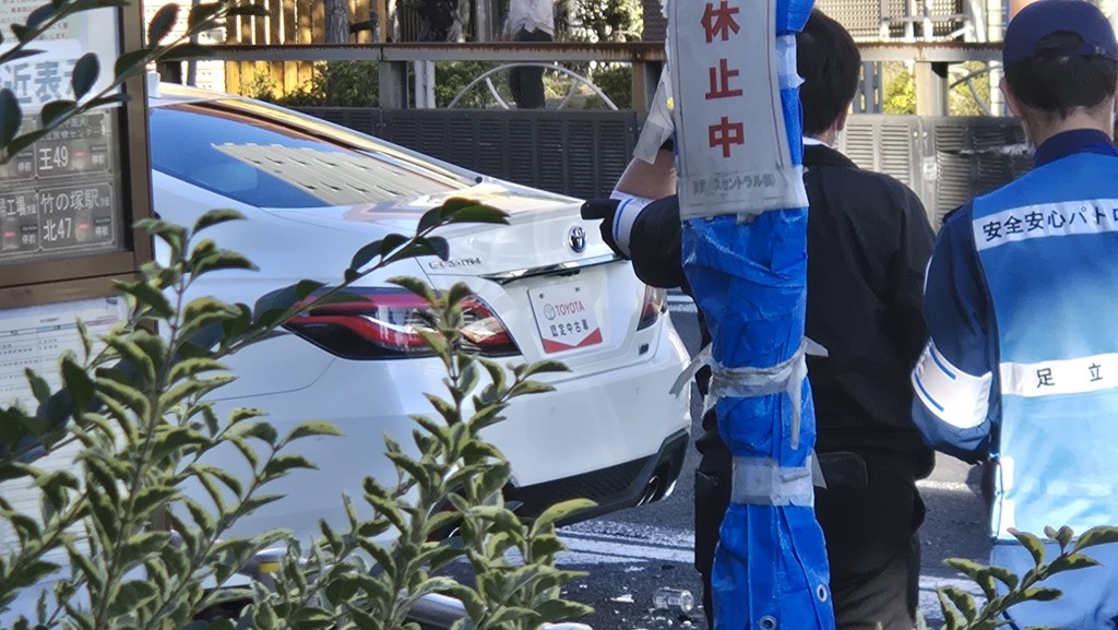 東京足立區車撞途人11傷，其中一輛涉事白色私家車掛「TOYOTA認定中古車」車牌。 X@mmjk5546