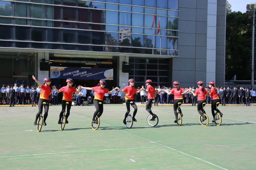 少年團花式單車表演隊於會操後表演。政府新聞處