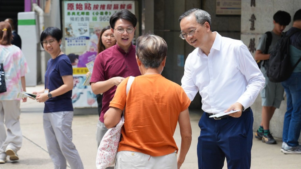 戴尚誠到葵涌街站宣傳簡樸房制度。何永賢fb