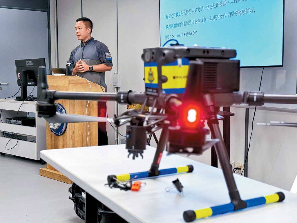 警长曾宪鹏负责警察无人机队成员的培训工作，经常强调作为警察无人机遥控驾驶员，必须保持谨慎态度及安全意识。