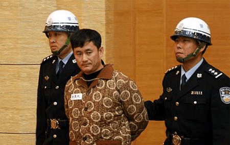 瀋陽版「賊王」張顯光,持槍掟炸彈打劫銀行,身背8條人命。 瀋陽版「賊王」張顯光,持槍掟炸彈打劫銀行,身背8條人命。