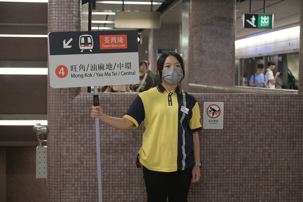 當日會有港鐵職員指導乘客轉車。（陳浩元攝）