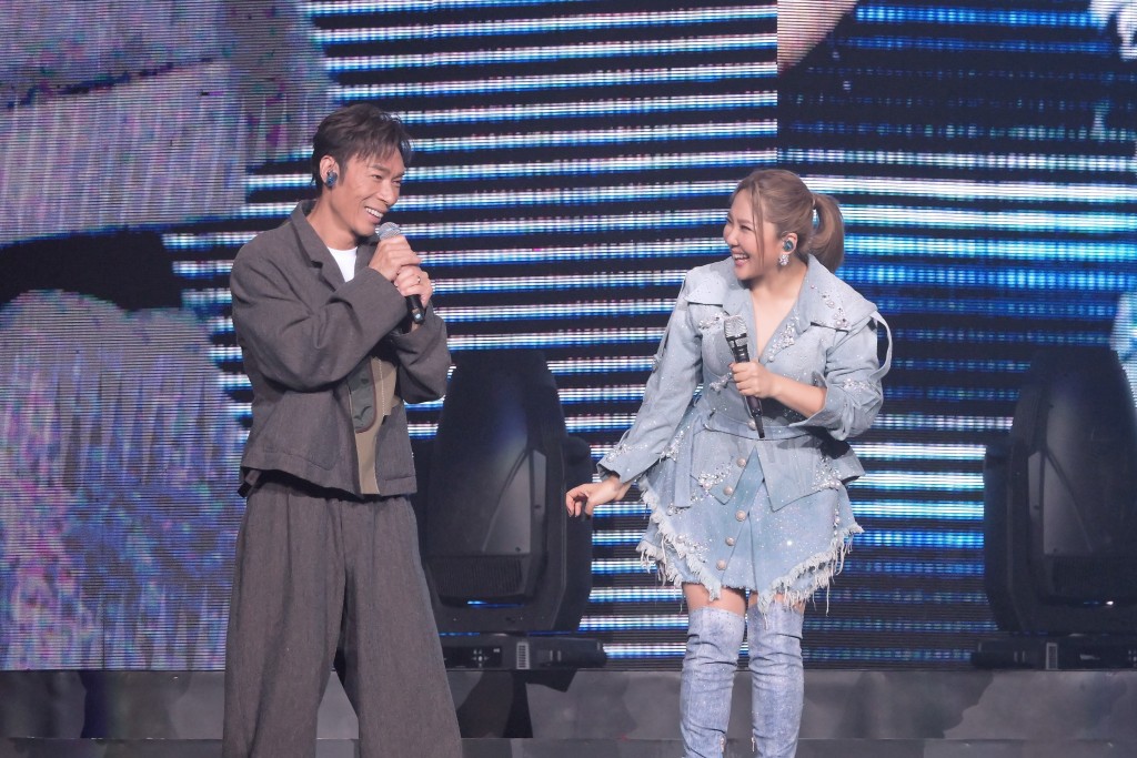 2人合唱《情人甲》。
