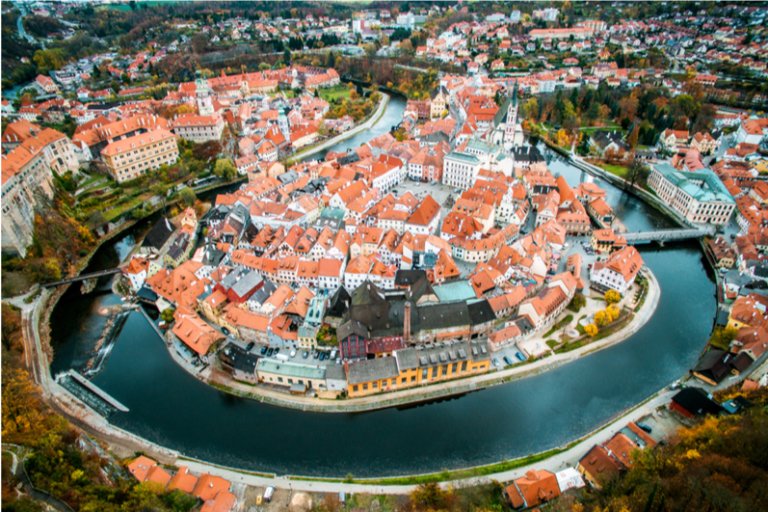 位于捷克南部的小镇库伦洛夫，被蜿蜒的伏尔塔瓦河一分为二，拥有如童话场景般的中世纪小镇风景。（Shutterstock图片）