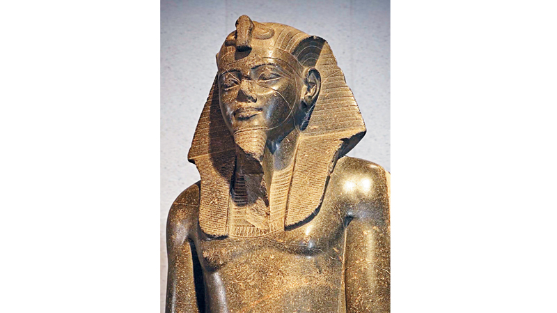 地下大堂可欣賞到的麥倫普塔邁步像。