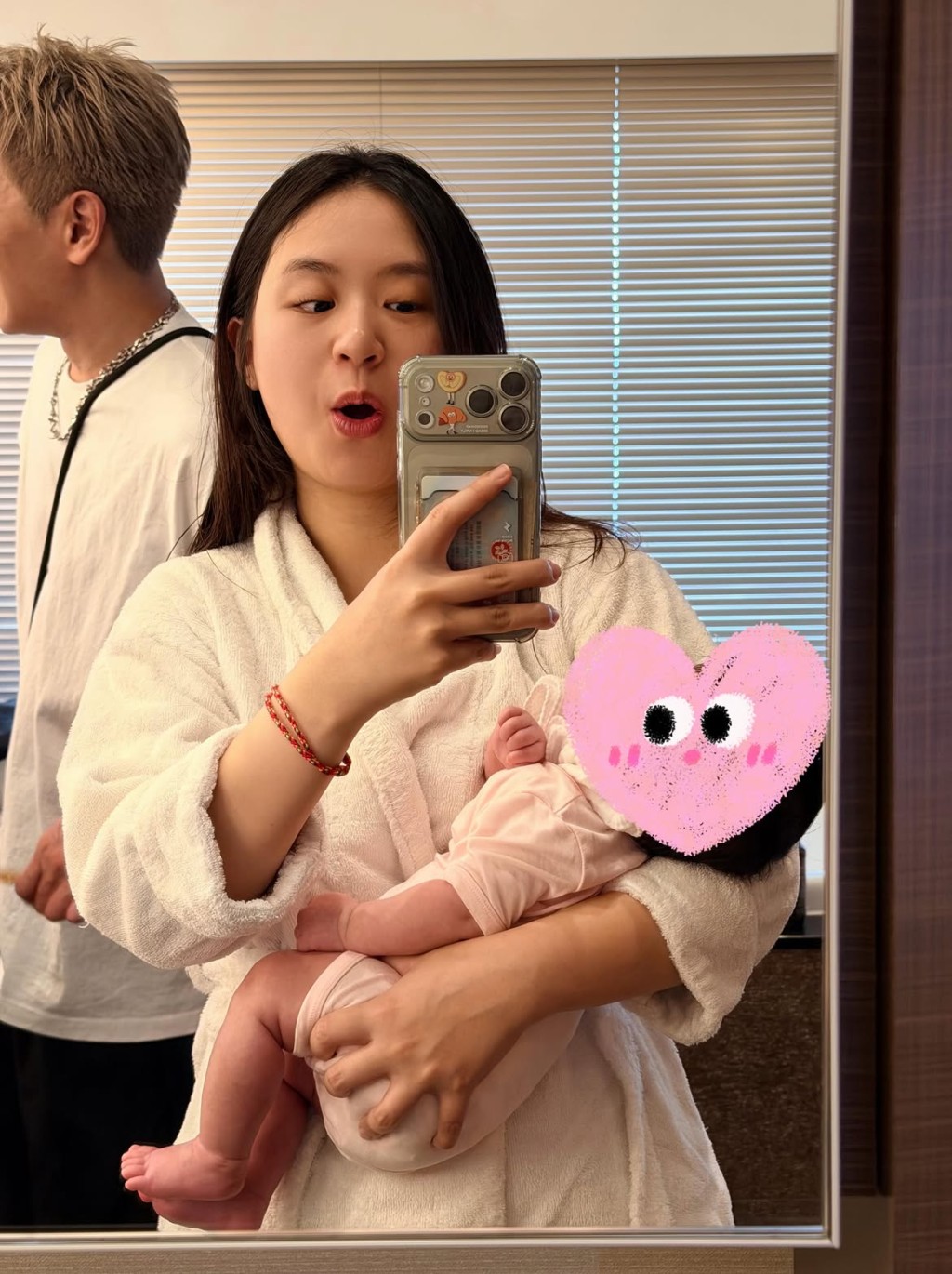 莊雅婷晒出抱BB相,疑首次曝光女兒。 莊雅婷晒出抱BB相,疑首次曝光女兒。