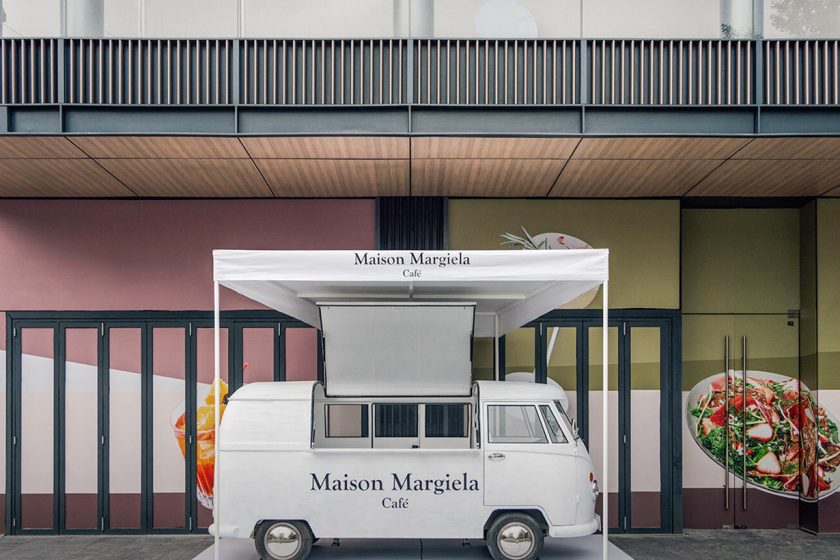 打卡用的餐車後，就是Maison Margiela Cafe。
