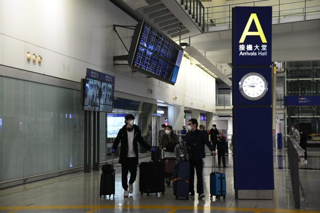 機場大批旅客回港。