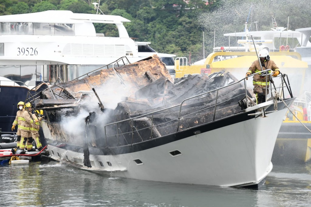 遊艇嚴重焚毀，燒剩支架。