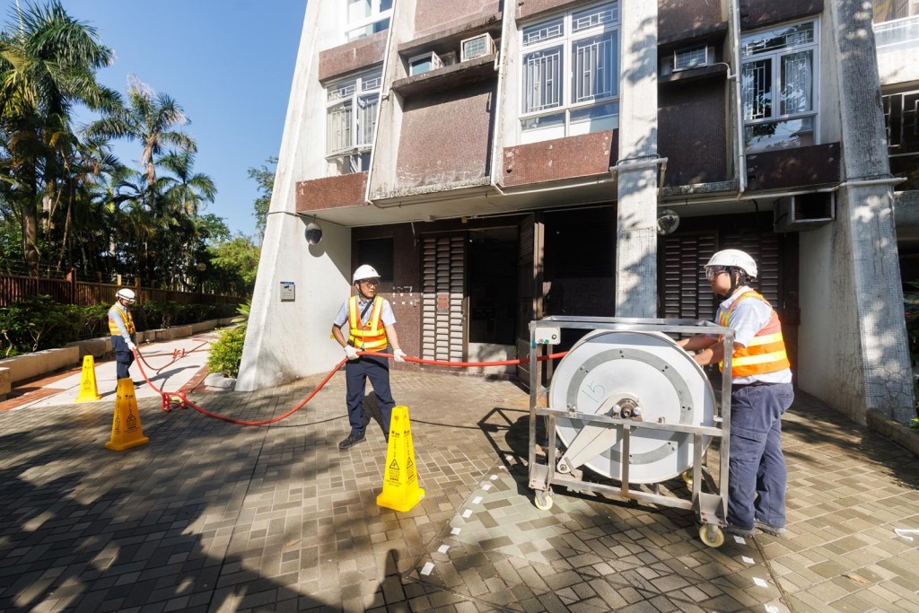 港燈近日聯同東區民政事務處、地區關愛隊和物業管理公司進行聯合演習,強化與地區協調和應對緊急情況的能力。 港燈近日聯同東區民政事務處、地區關愛隊和物業管理公司進行聯合演習,強化與地區協調和應對緊急情況的能力。