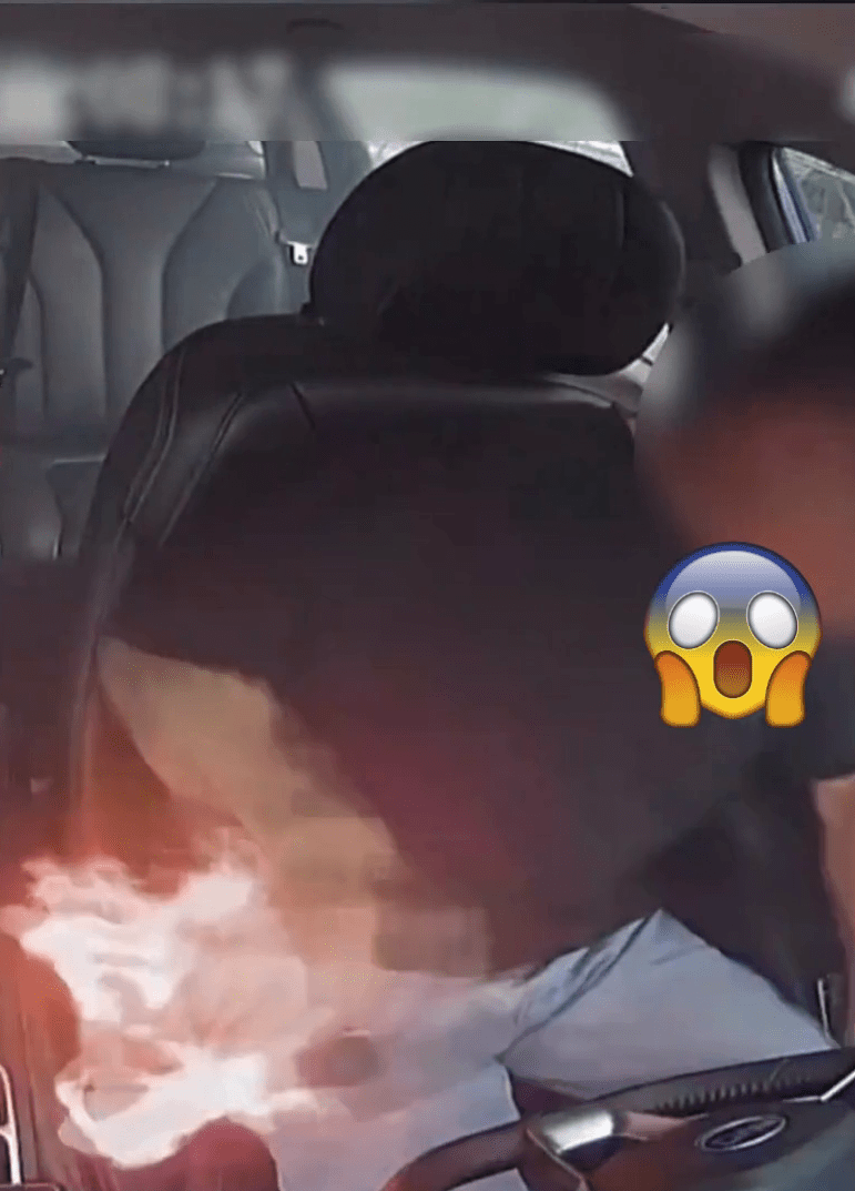 司機冒險將起火尿袋拿起準備扔出窗外。
