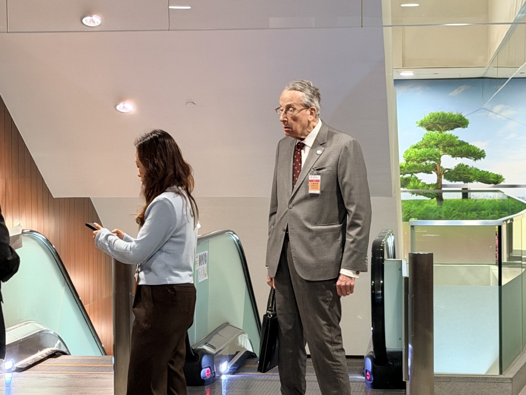 鮑磊下午現身立法會大樓。