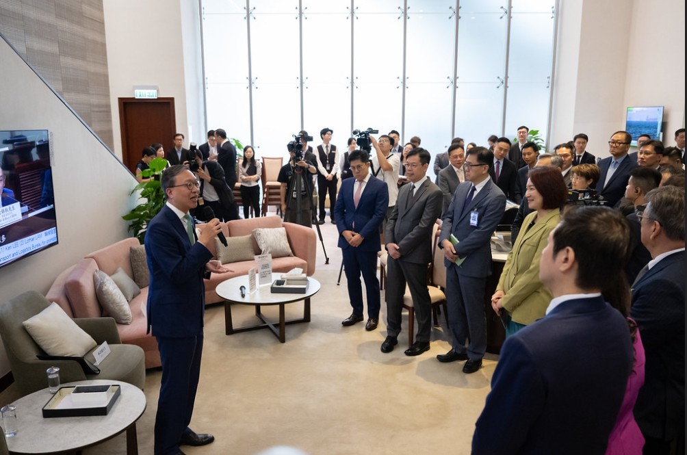 林定國率領官員出席,討論與人工智能相關的發展。立法會圖片 林定國率領官員出席,討論與人工智能相關的發展。立法會圖片
