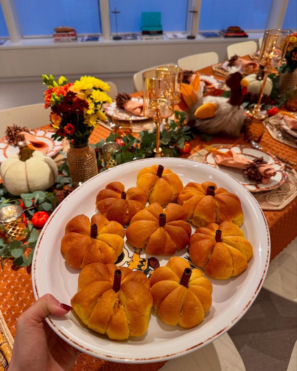 餐具亦採用橙色作呼應，還有準備紅酒、芝士配火腿、南瓜餅及朱古力蛋糕等，非常奢華。