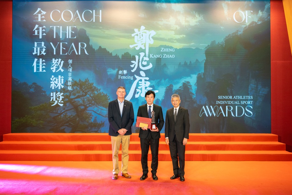 2024賽馬會香港優秀教練選舉全年最佳教練獎得主及代表接受獎項。公關圖片 2024賽馬會香港優秀教練選舉全年最佳教練獎得主及代表接受獎項。公關圖片