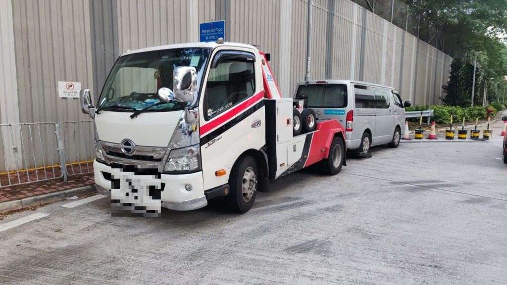 行動期間拖走十五輛違法停泊在巴士站範圍內或對道路造成嚴重阻塞的車輛。